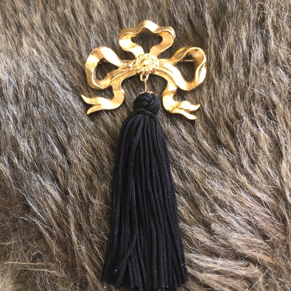Vintage 80s gold tone bow tassel brooch pin